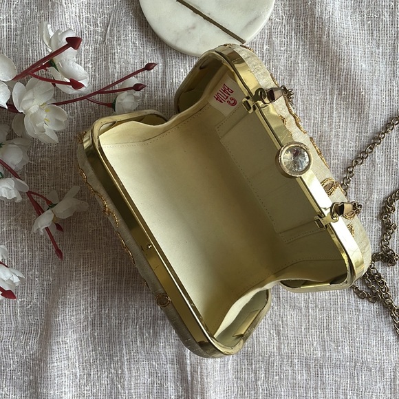 Embroidered clutch with sling - Picture 4 of 6